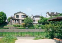 【家族色は、街に溶け込む】
普段は、あまり気にしない自然に溶け込む建物の色。
家は、家族を守り、… 【家族色は、街に溶け込む】 普段は、あまり気にしない自然に溶け込む建物の色。 家は、家族を守り、…