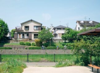 【家族色は、街に溶け込む】 普段は、あまり気にしない自然に溶け込む建物の色。 家は、家族を守り、… 【家族色は、街に溶け込む】 普段は、あまり気にしない自然に溶け込む建物の色。 家は、家族を守り、…